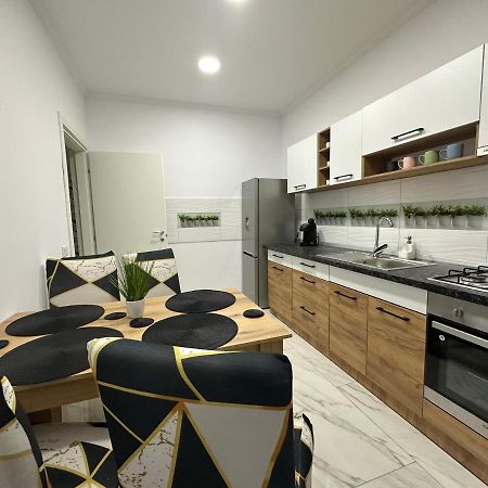 Golden Garden Luxury Apartment In Bukarest Exteriör bild
