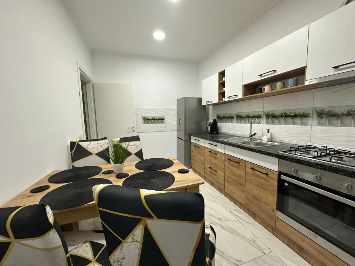 Golden Garden Luxury Apartment In Bukarest Exteriör bild