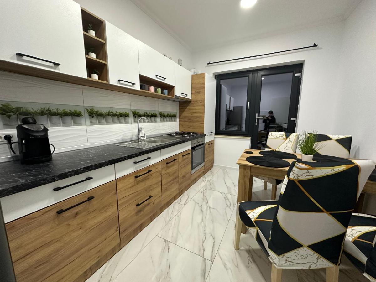Golden Garden Luxury Apartment In Bukarest Exteriör bild