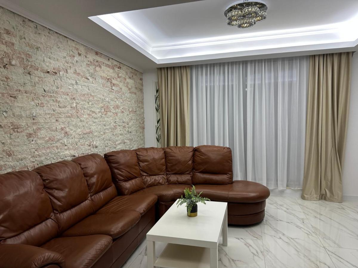 Golden Garden Luxury Apartment In Bukarest Exteriör bild
