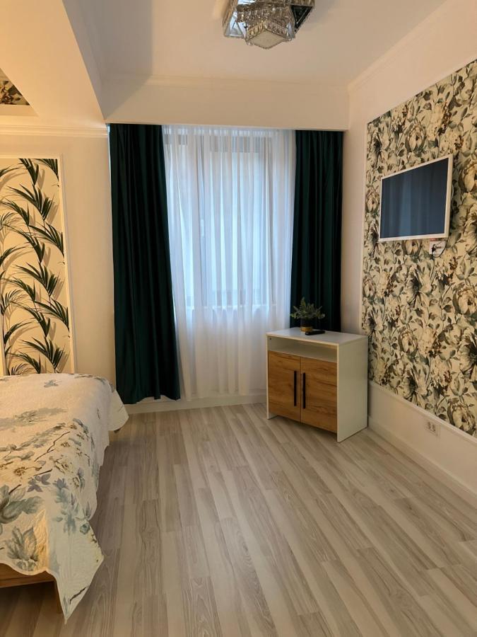 Golden Garden Luxury Apartment In Bukarest Exteriör bild